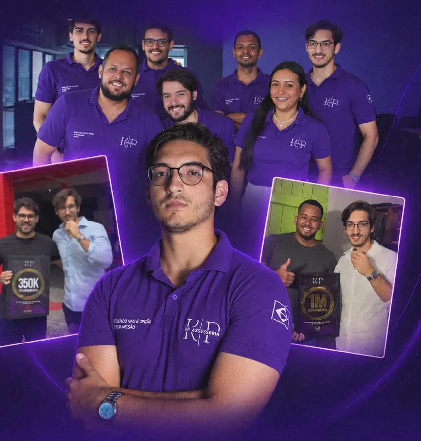Time da KP Assessoria de polo roxa, com parceiros segurando Placas de Faturamento